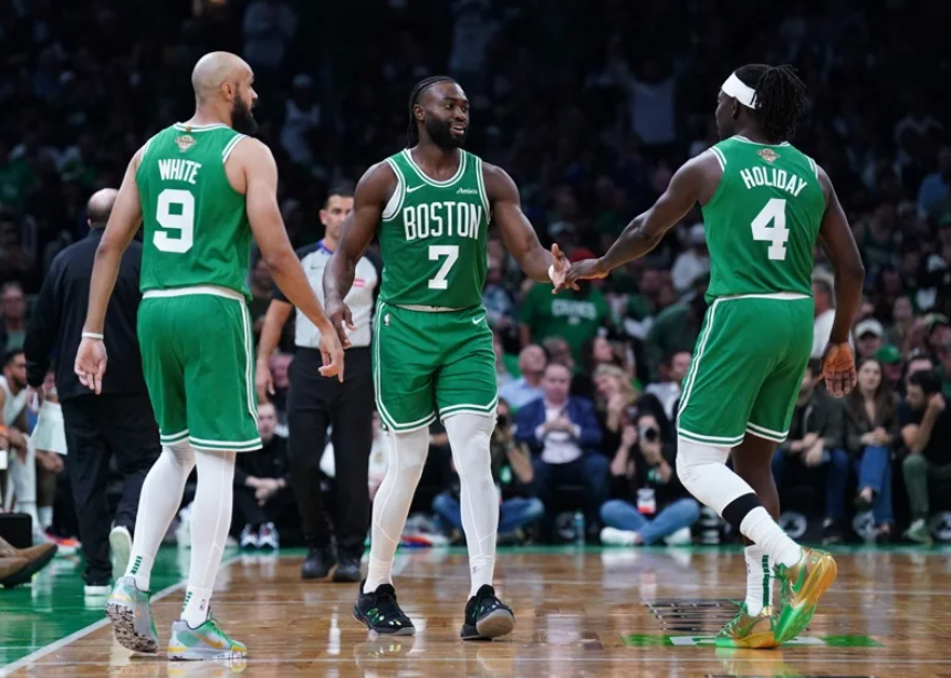 NBA/Nhà đương kim vô địch đã đánh bại Knicks và Celtics